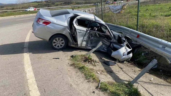 Pendik'te 2 otomobilin çarpıştığı kazada 3 kişi yaralandı