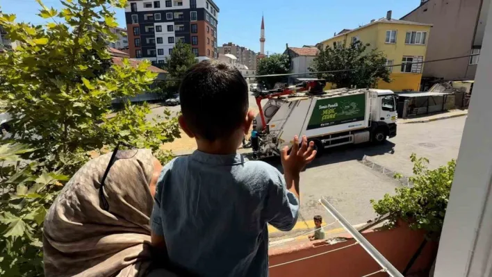 Pendik'te 3 yaşındaki Baran ile temizlik görevlileri arasındaki dostluk yürekleri ısıttı