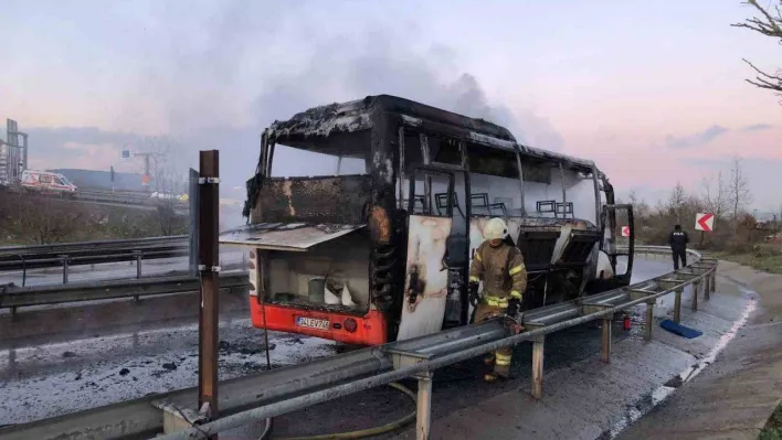 Pendik'te alev alev yanan servis otobüsü küle döndü