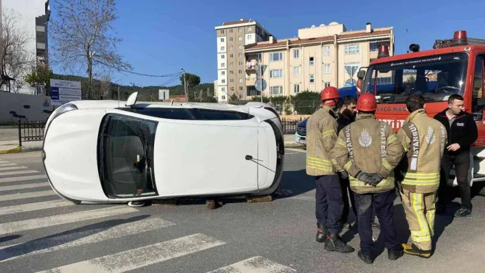 Pendik'te çarpışan otomobillerden biri yan yattı: 1 yaralı