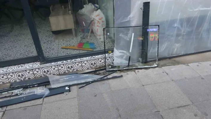 Pendik'te direksiyon hakimiyetini kaybedip dükkana daldı