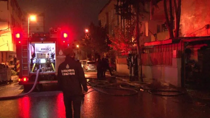 Pendik'te doğal gaz borusu patladı, çıkan alevler nedeniyle iki katlı bina tahliye edildi