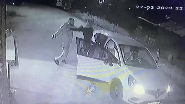 Pendik'te genç kadına sokak ortasında silahlı şiddet kamerada
