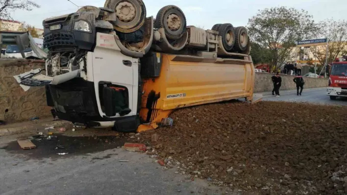 Pendik'te hafriyat kamyonu bariyerleri aşıp yola devrildi: 1 yaralı