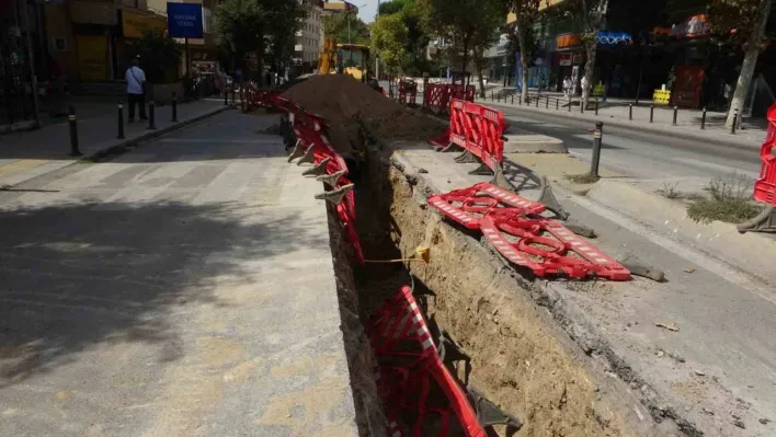 Pendik'te İBB'nin çalışmayı bitiremediği caddede kazalar yaşandı, vatandaş tepki gösterdi