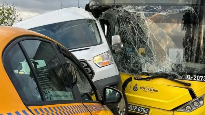 Pendik'te İETT otobüsü ile servis minibüsü çarpıştı: Yaralılar var