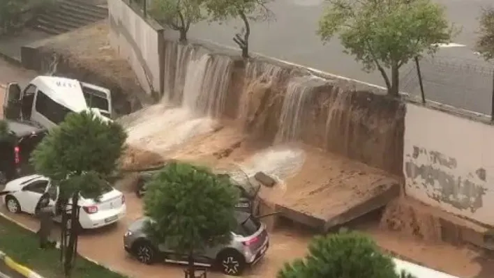 Pendik'te istinat duvarını çöktüğü esnada panik anları böyle görüntülendi
