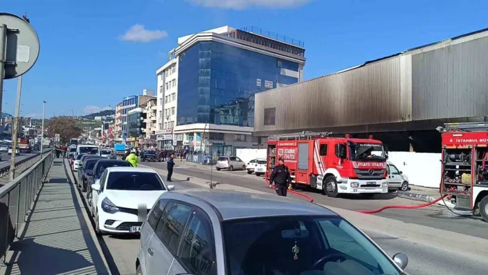 Pendik'te korkutan yangın: Gökyüzünü siyah dumanlar kapladı