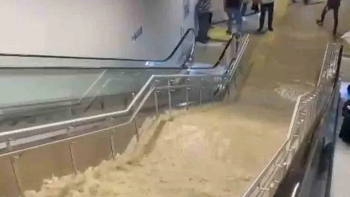 Pendik'te metro durağını su bastı