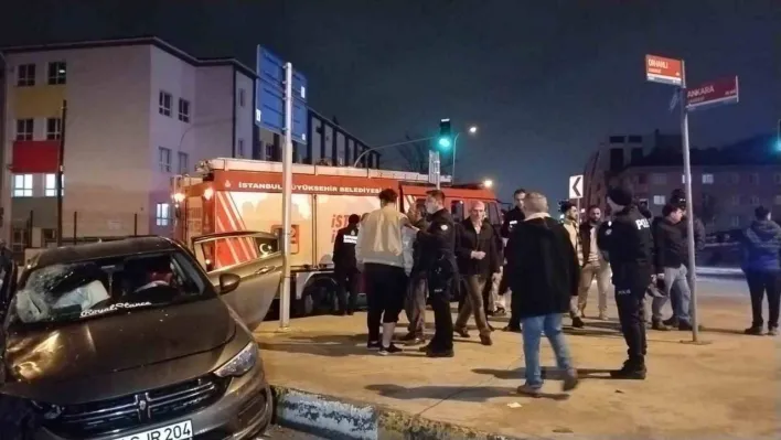 Pendik'te servis minibüsü otomobile çarptı: 5 yaralı