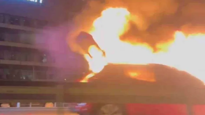 Pendik'te seyir halindeki otomobil alev alev yandı