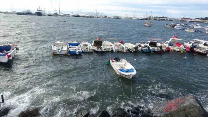 Pendik'te şiddetli rüzgar nedeniyle 4 balıkçı teknesi battı