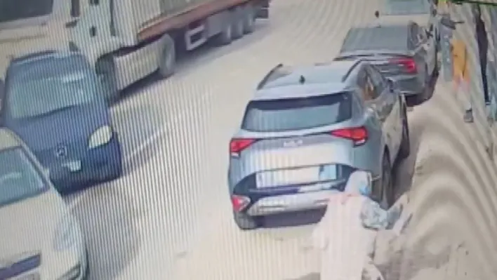 Pendik'te şoförünün direksiyon başında uyuduğu iddia edilen tır 5 araca birden çarptı