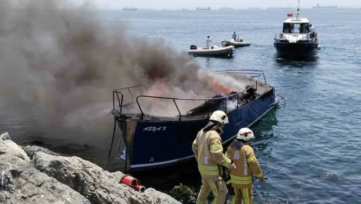 Pendik'te tekne alev topuna döndü