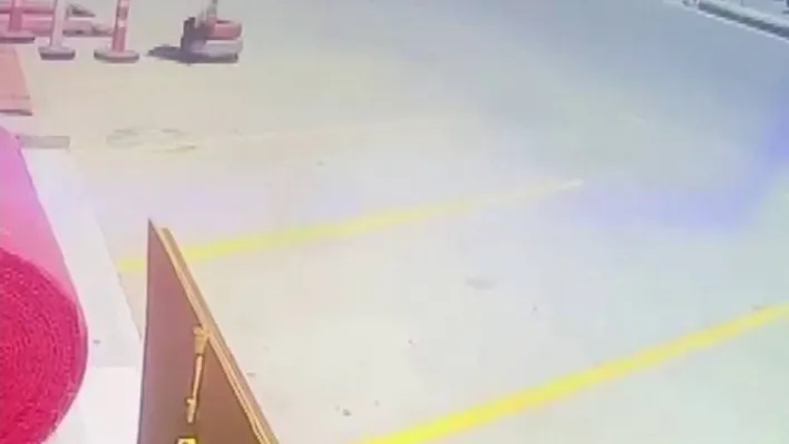 Pendik'te yol tartışmasında el frenini çekmeyi unutunca kaza yaşandı