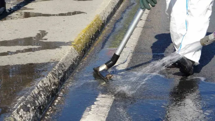 Pendik'te yola bırakılan kimyasal madde paniğe neden oldu