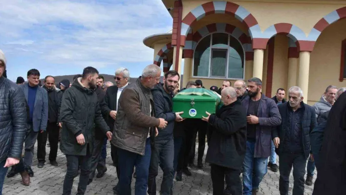 Pide yerken soluk borusu tıkanarak ölen kişi son yolculuğuna uğurlandı