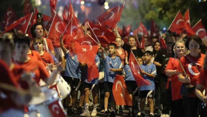 Pinhani Gemlik'te binlerce kişiyi coşturdu