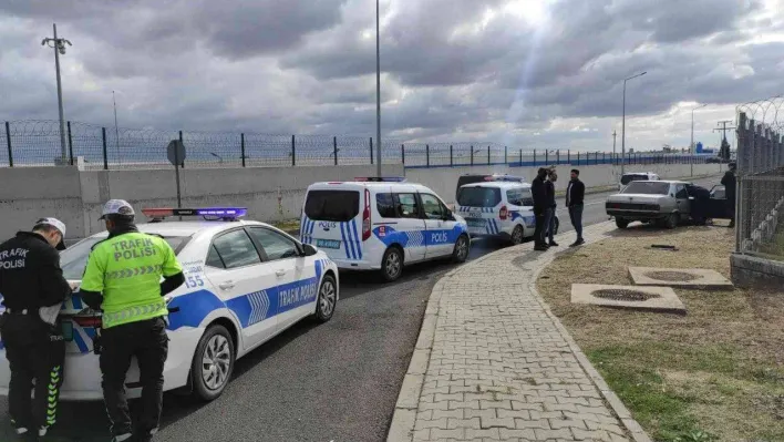 Polis denetiminden kaçarken kaza yapan araçtaki uyuşturucular yola saçıldı