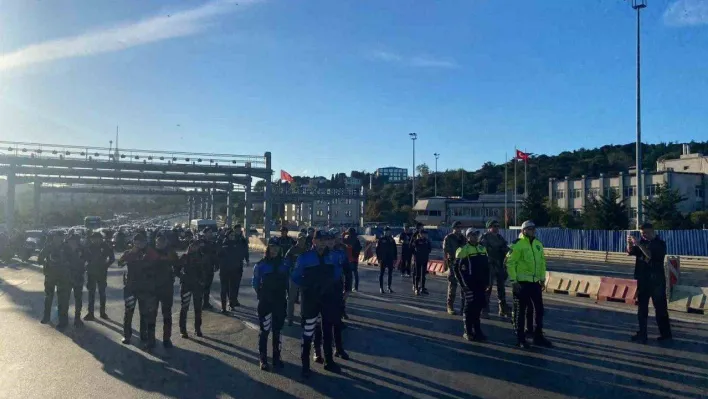 Polis ekiplerinden 15 Temmuz Şehitler Köprüsü'nde Atatürk'e saygı duruşu