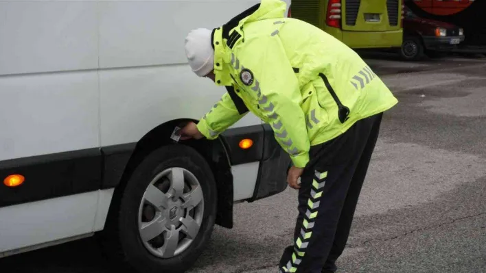 Polis ekiplerinden kış lastiği uygulaması