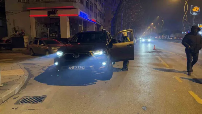 Polisi görünce park ettiği aracı ve içindeki kadını terk edip kaçtı