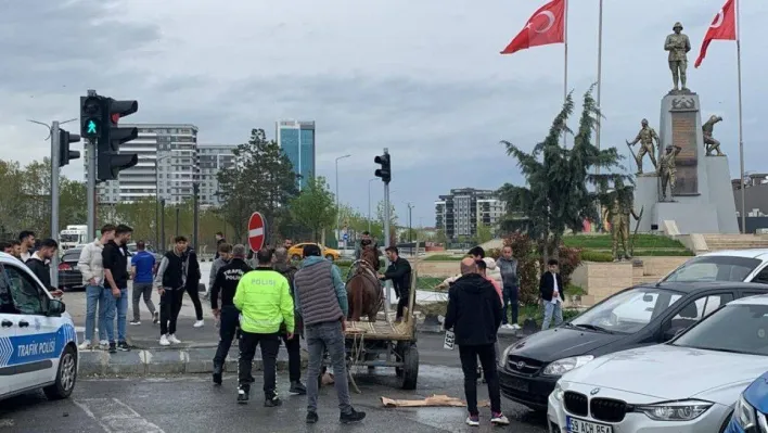 Polisin dur ihtarına uymayan at arabası ortalığı birbirine kattı