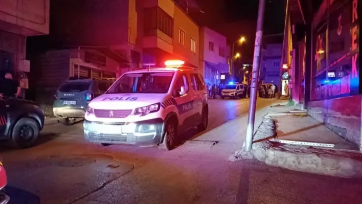 Polisin yakaladığı şüpheliyi korumak için polisleri böyle ezdi
