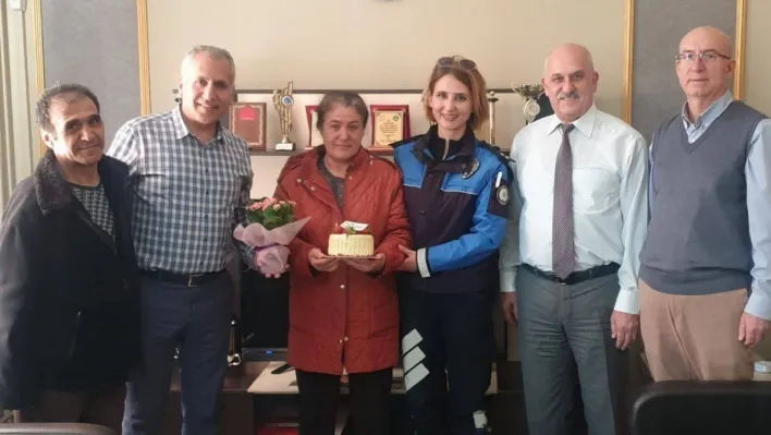 Polisten işitme engelli kadına doğum günü sürprizi