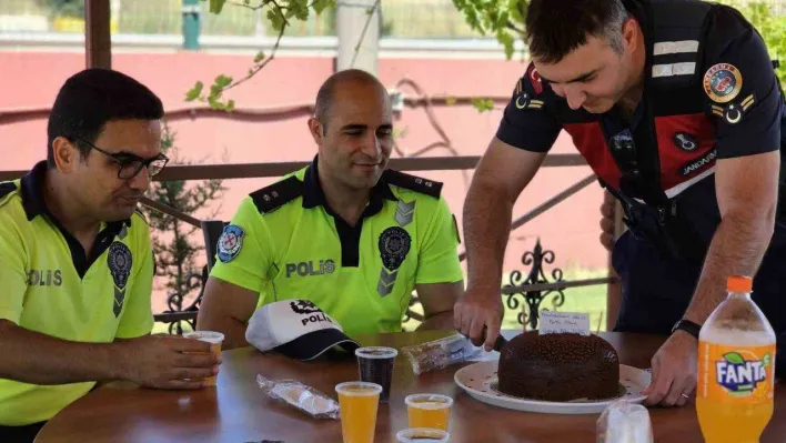 Polisten jandarmaya anonslu ve pastalı süpriz