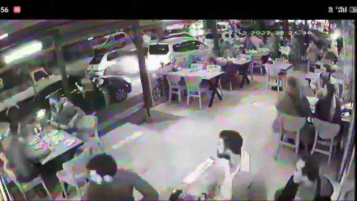 Polisten kaçan şüpheliler 4 otomobile çarparak durabildi