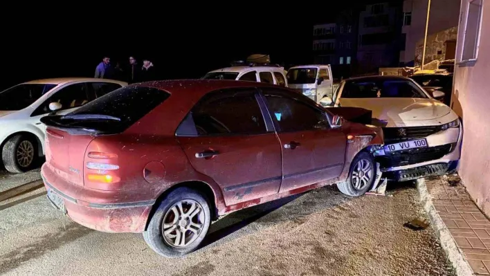 Polisten kaçan sürücü park halindeki milyonluk otomobile çarptı