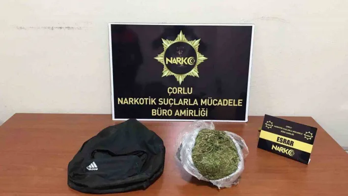 Polisten kaçarken atılan poşetten 900 gram esrar çıktı, 1 kişi tutuklandı