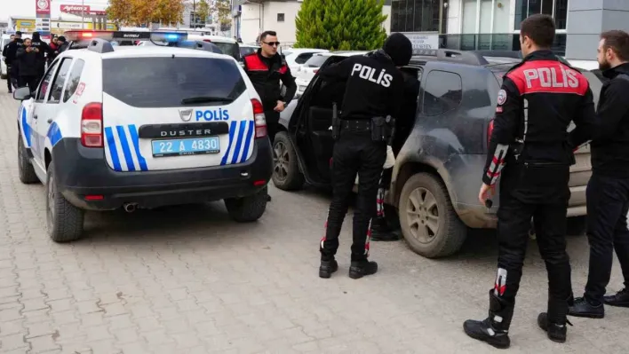Polisten kaçmaya çalışan 3 şüpheli kıskıvrak yakalandı