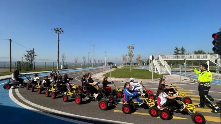 Polisten öğrencilere trafik güvenliği eğitimi
