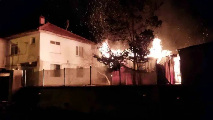 Prefabrik ev alev topuna döndü, ekipler söndürmek için seferber oldu