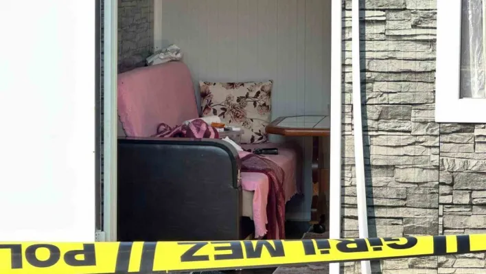 Prefabrik evde başından silahla vurulmuş halde bulunan yaşlı adam hayatını kaybetti