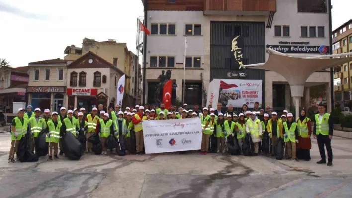 Protokol ve öğrencilerden çevre temizliği