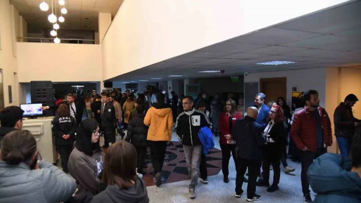 Pursaklar'da 'Siyahlı Kadın' tiyatro oyunu kapalı gişe oynandı