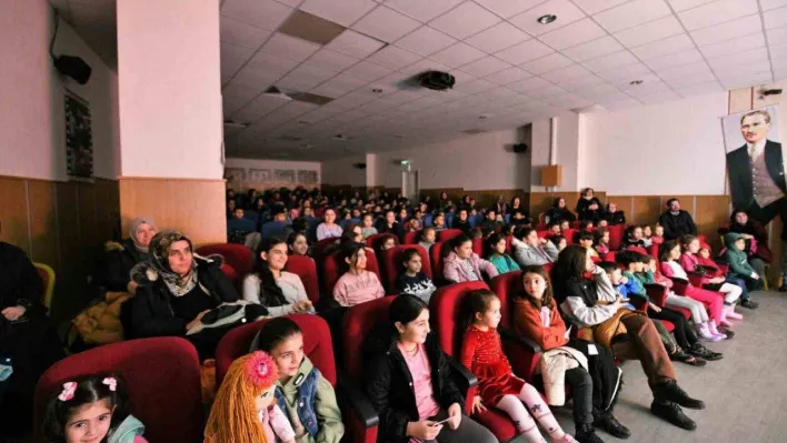 Pursaklar'da çocuklar yarıyıl tatilinde doyasıya eğleniyor