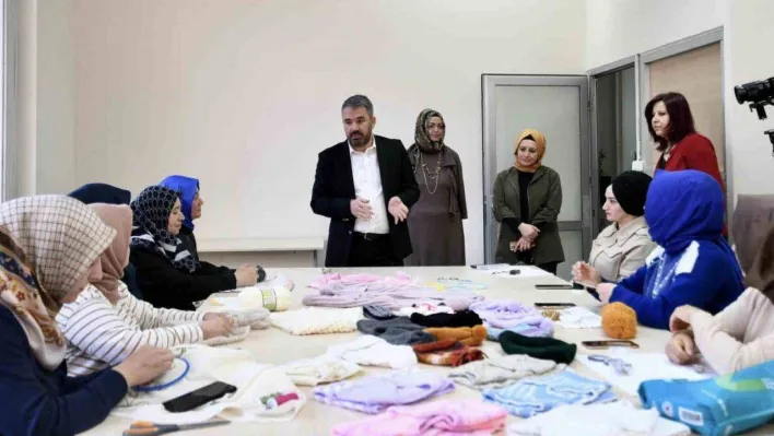 Pursaklar'da kadınlar depremzedeler için kıyafet örüyor