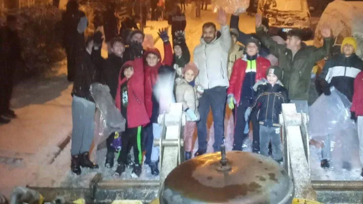 Pursaklar'da kar topu oynamak isteyen vatandaşlardan kar küreme aracına sevimli protesto