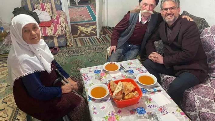 Ramazan ayı boyunca iftarını ilçe halkı ile açacak