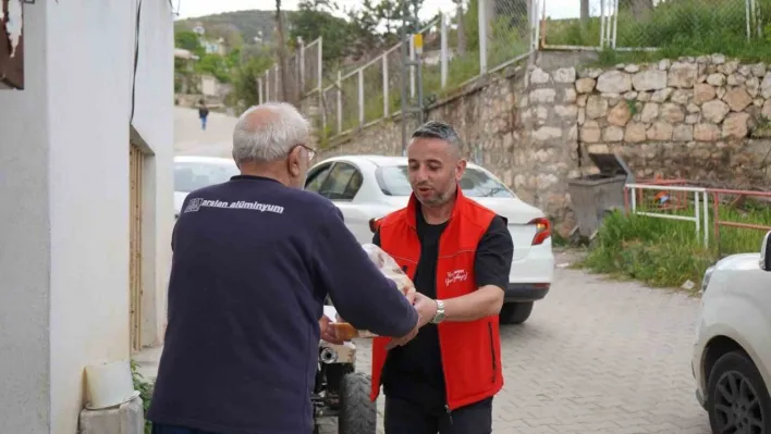 Ramazan ayı boyunca yaşlı ve bakıma muhtaç kişilere sıcak yemek dağıtıldı