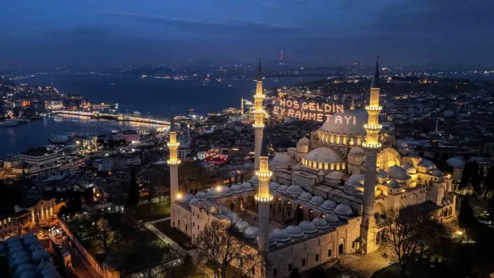 Ramazan ayının habercisi mahyalar İstanbul'u süslemeye başladı