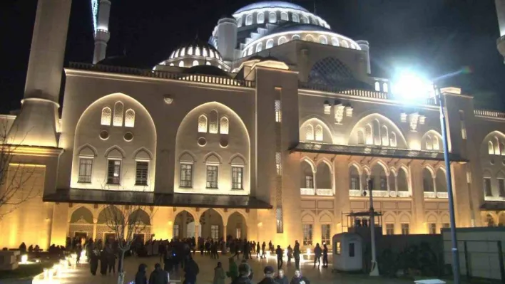 Ramazan ayının ilk teravih namazı Büyük Çamlıca Camii'nde kılındı