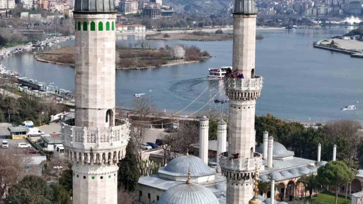 Ramazan ayının simgesi mahyaların ilki Eyüpsultan Camii'ne asıldı: 'Ramazan Kur'an ayıdır'