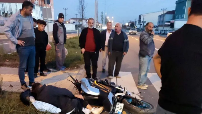 Refüjden geçen kamyonla motosiklet çarpıştı: 1 ağır yaralı