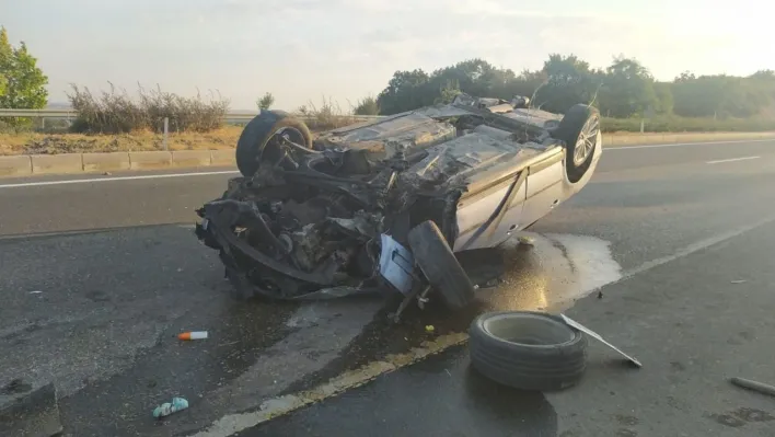 Refüje çarpan araç takla attı: 1 yaralı