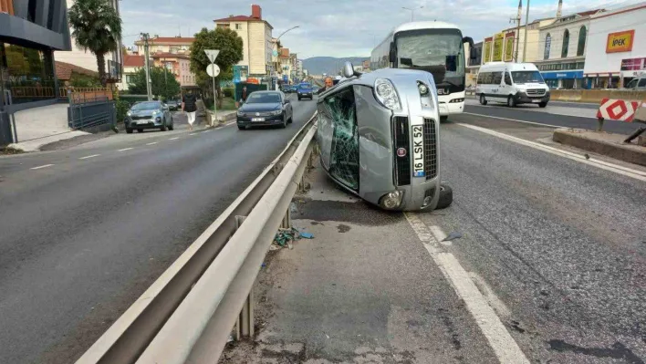 Refüje çarpan otomobil yan yattı, sürücü kazayı yara almadan atlattı